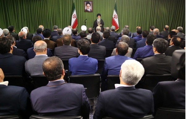 رهبر انقلاب: احترام و وقار مجلس باید محفوظ باشد/من در مسئله‌ فرهنگ احساس یک ولنگاری می‌کنم