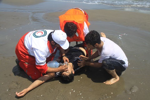 نجات 71 نفر از امواج مرگ آفرین خزر