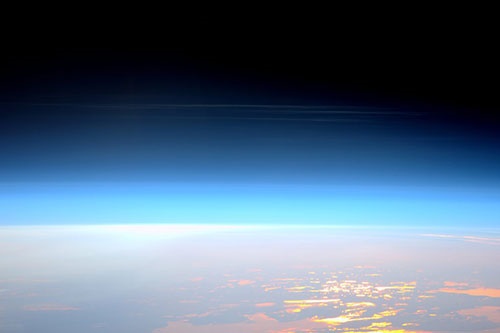 تصویر ابرهای شب‌تاب زمین از ایستگاه فضایی/توئیت فضانورد انگلیسی