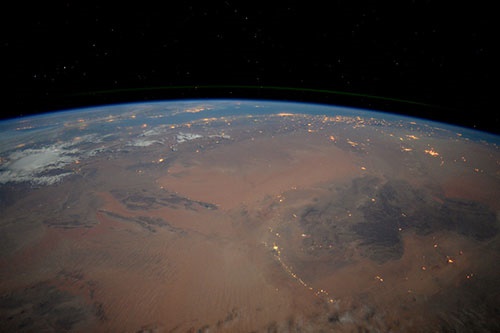 تصویر فضایی صحرای بزرگ آفریقا در شب/نازکی اتمسفر زمین را در این تصویر ببینید