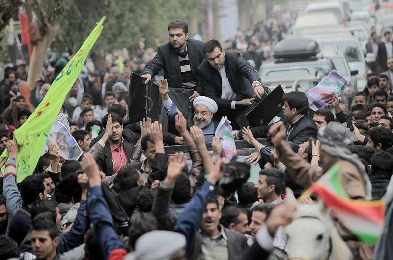 مرزنشینان قصرشیرین برای  ورود کاروان تدبیر و امید به استان کرمانشاه لحظه شماری می کنند 