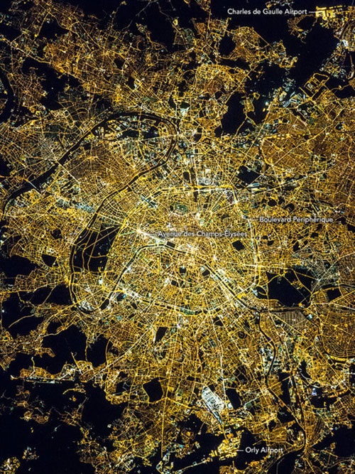 منظره شب پاریس از فضا/عکسی که از ایستگاه فضایی بین‌المللی گرفته شد 