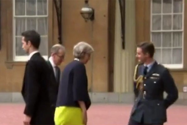 ویدئو | ورود ترزا می به کاخ باکینگهام برای دیدار با ملکه