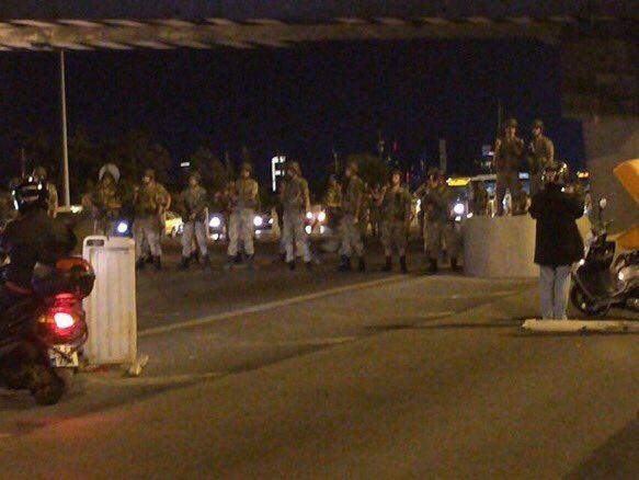 کودتا در ترکیه/ استانبول در سیطره نظامیان/ ییلدریم: مردم آرام باشند، دولت اجازه کودتا نمی‌دهد