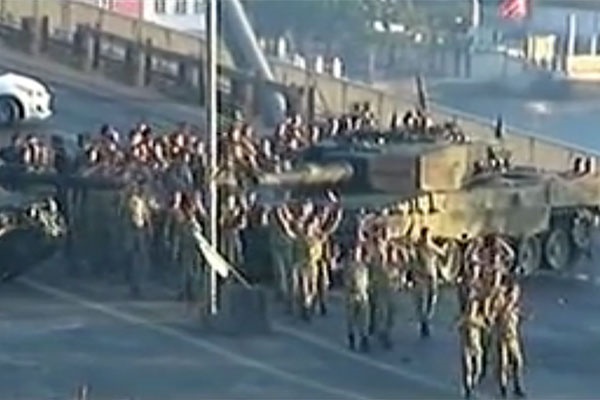 ویدئو | لحظه تسلیم شدن کودتاچیان در پل تنگه بوسفر استانبول