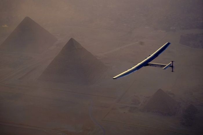 ویدئو | عبور هواپیمای خورشیدی از فراز اهرام ثلاثه