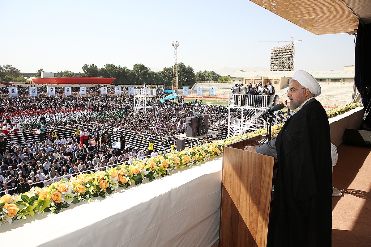 روحانی: دولت پول ملت را از حلقوم دزدان بیرون می‌کشد /عده‌ای فقط بلدند با صدای بلند سیاه‌نمایی کنند