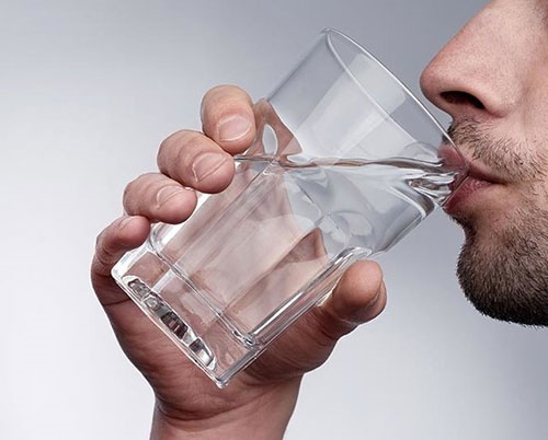 می‌خواهید از خطر چاقی فرار کنید؟به اندازه کافی آب بنوشید
