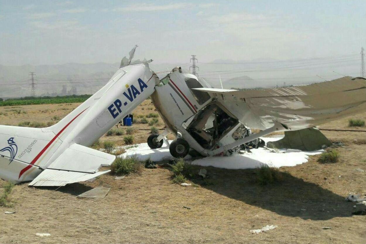 عکس | سقوط یک فروند هواپیمای آموزشی سبک در نظرآباد