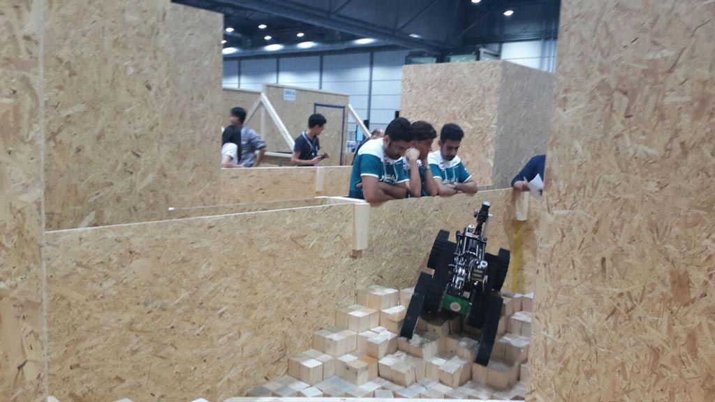 شکست سنگین تیم رباتیک دانشگاه آزاد قزوین در مسابقات سایزمتوسط ربوکاپ 2016 آلمان