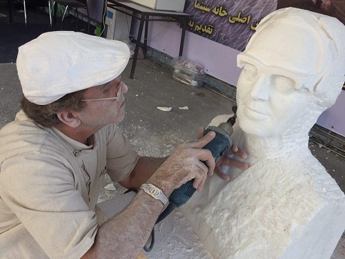نصب مجسمه عباس کیارستمی در خانه سینما
