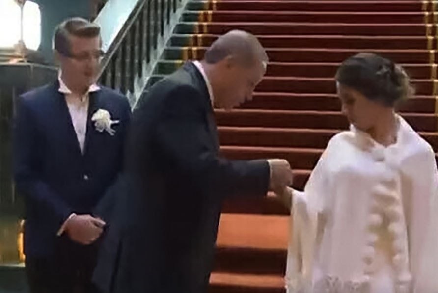 عکس | غافلگیرشدن یک عروس و داماد توسط اردوغان | هدیه اردوغان به عروس