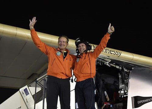 هواپیمای خورشیدی ایمپالس ۲ تاریخ‌ساز شد/پایان سفر دور دنیا با انرژی خورشیدی
