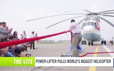 فیلم | وزنه‌برداری که بزرگترین بالگرد جهان را با طناب جا‌به‌جا می کند