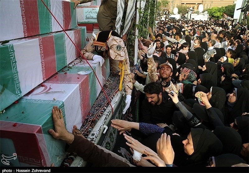 پیکر مطهر ۷ ‌شهید دفاع مقدس با استقبال باشکوه مردم، وارد همدان شد