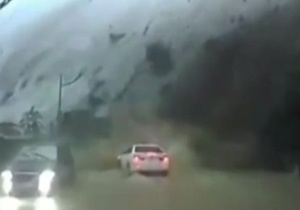 فیلم | لحظه سقوط سنگ بر روی خودروها