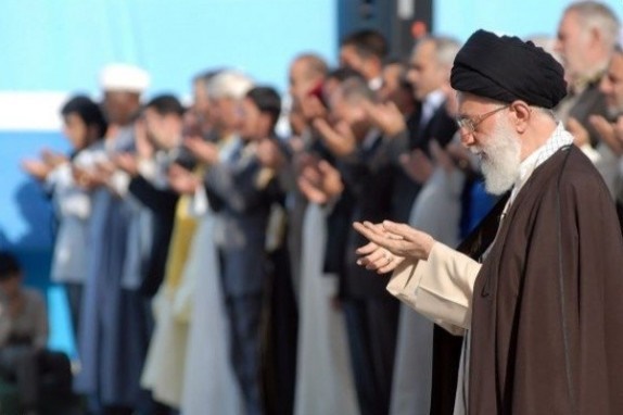 اقامه نماز عید فطر به امامت رهبر انقلاب در مصلای امام خمینی(ره)