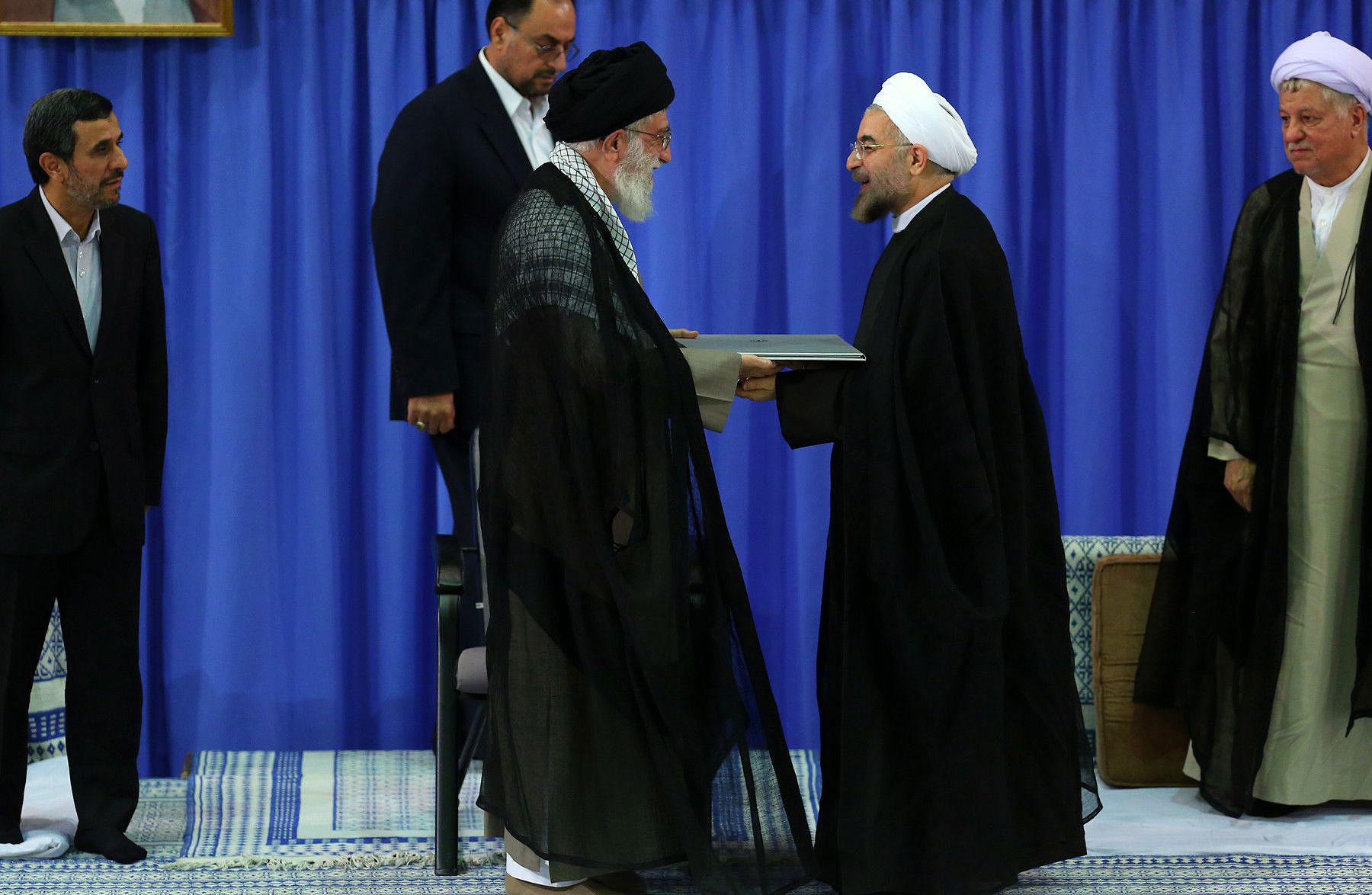 پیامی که روحانی در روز تنفیذش مخابره کرد؛ صبر برای حل مشکلات کشور