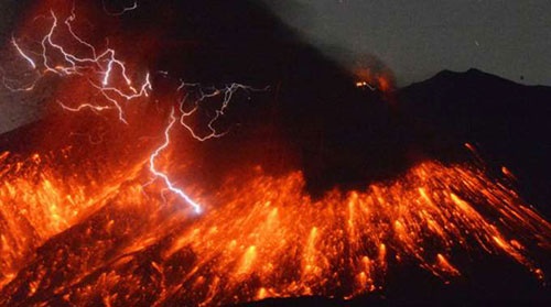 تصاویر آتشفشانی که گدازه‌هایش را به ارتفاع ۵۰۰۰ متری می‌فرستد!