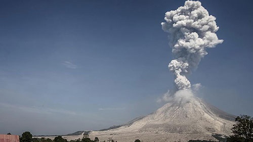 تصاویر آتشفشانی که گدازه‌هایش را به ارتفاع ۵۰۰۰ متری می‌فرستد!