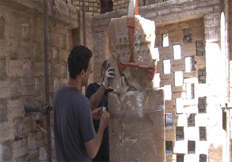 آغاز عملیات مرمت سنگ مقبره امیر اویس سردار صفوی در اردستان /عکس