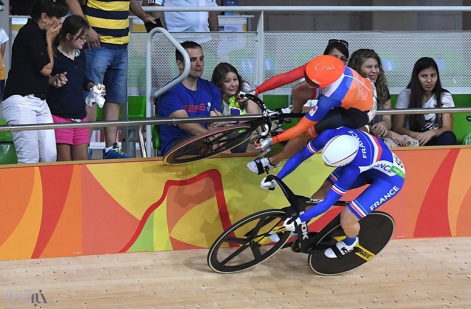 عکس | حرکت عجیب یک دوچرخه‌سوار در المپیک ریو و تعجب تماشاگران
