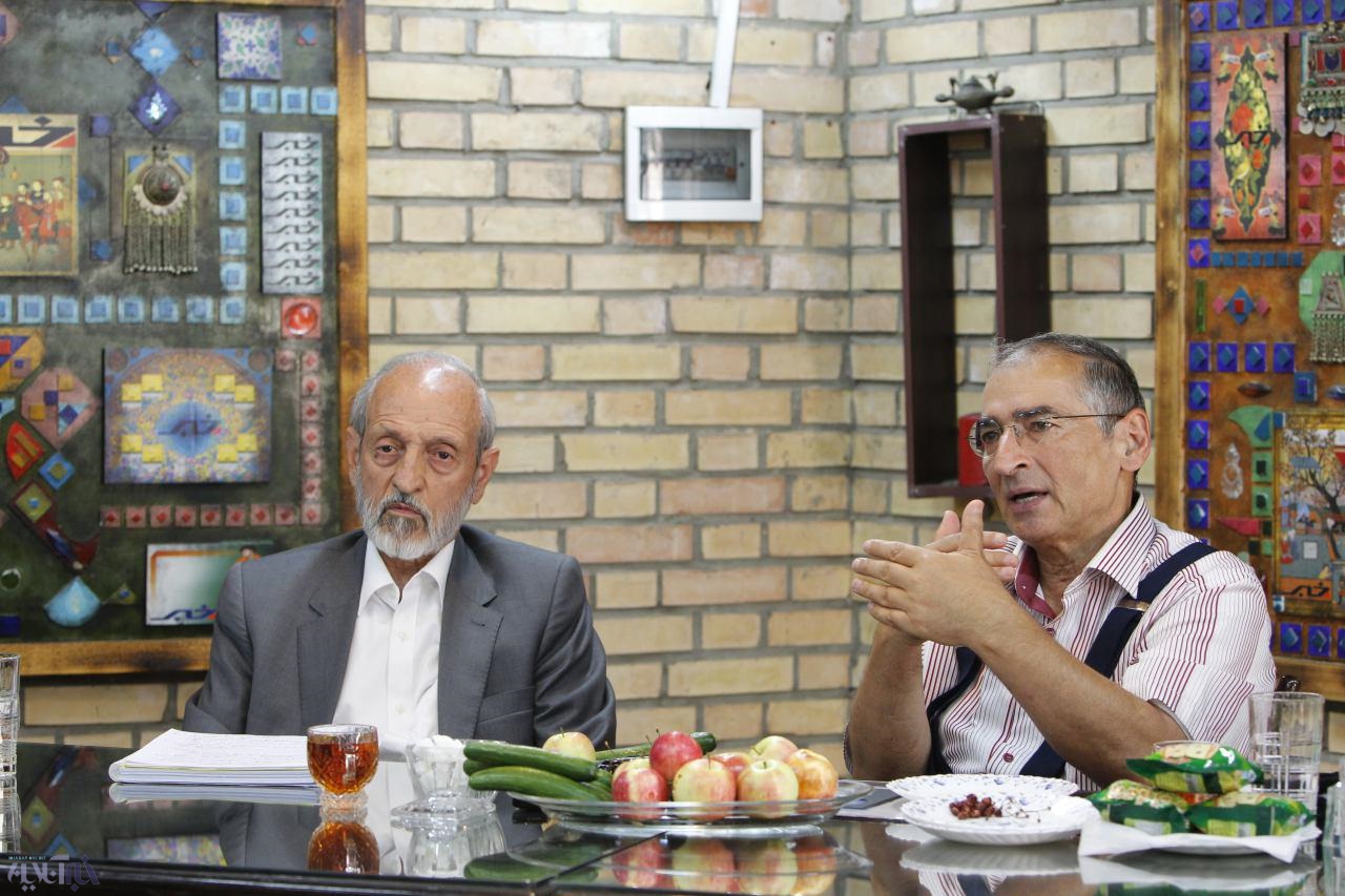 زیباکلام: گور بابای مصدق، آیت‌الله کاشانی مگر نمی‌دید دارد کودتا می‌شود چرا جلو نیامد