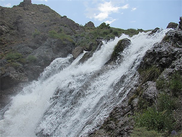 بازدید رضا کیانیان از یک آبشار در معرض تخریب 