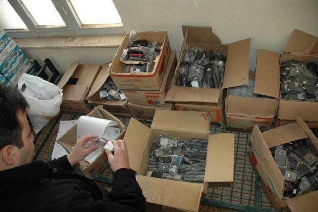 کشف 13 هزار موبایل قاچاق در تانکر حمل سیمان