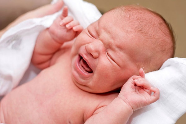 گریه اولیه نوزادان بر اساس زبان و نوای صبحت‌های والدین