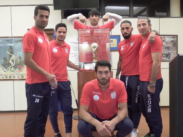 روز به یادماندنی تیم ملی در موزه ایتالیا/ عکس یادگاری با جام قهرمانی جهان