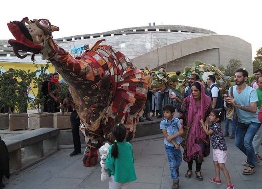 دایناسورهای رنگی دیر آمدند، اما کودکان را شاد کردند/ سومین روز جشنواره عروسکی چگونه گذشت 