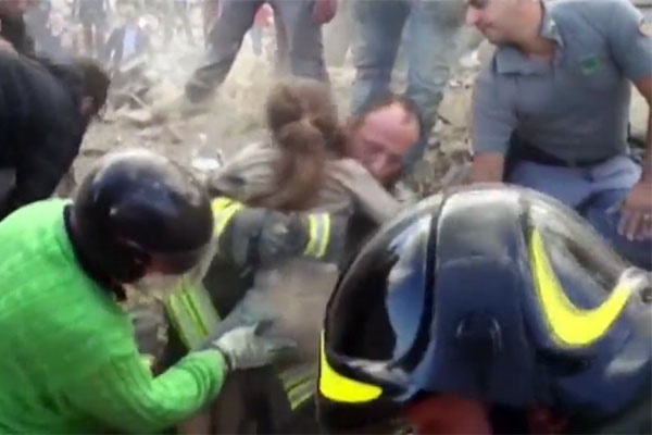 فیلم | نجات دختری پس از 17ساعت از زیر آوار زلزله ایتالیا