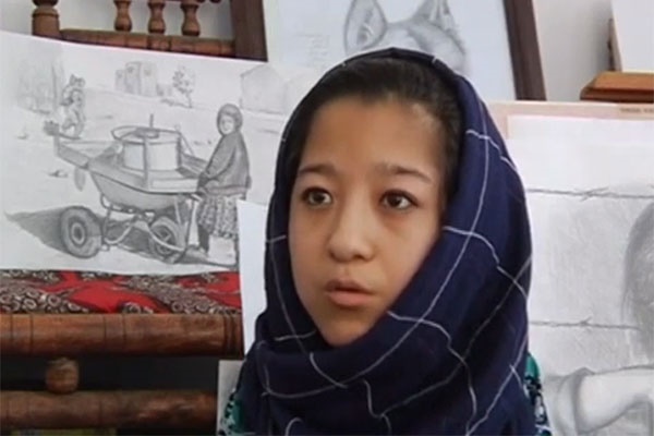 فیلم | نقاشی دختر 16 ساله افغان با دهان| او آرزوهایش را می‌کشد