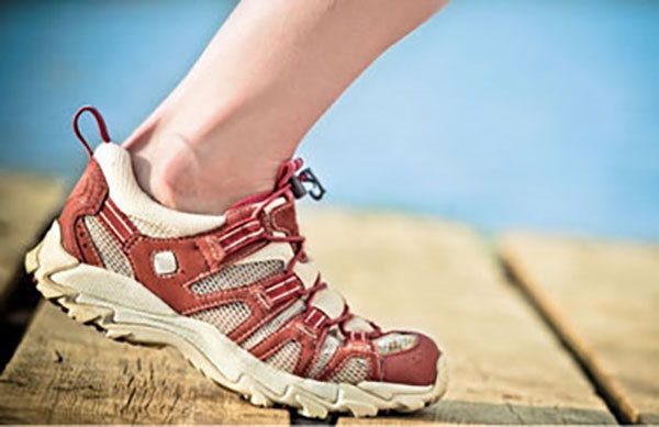 کفش نامناسب و راه رفتن نادرست؛ عامل  مهم آسیب‌های زانو و ستون فقرات