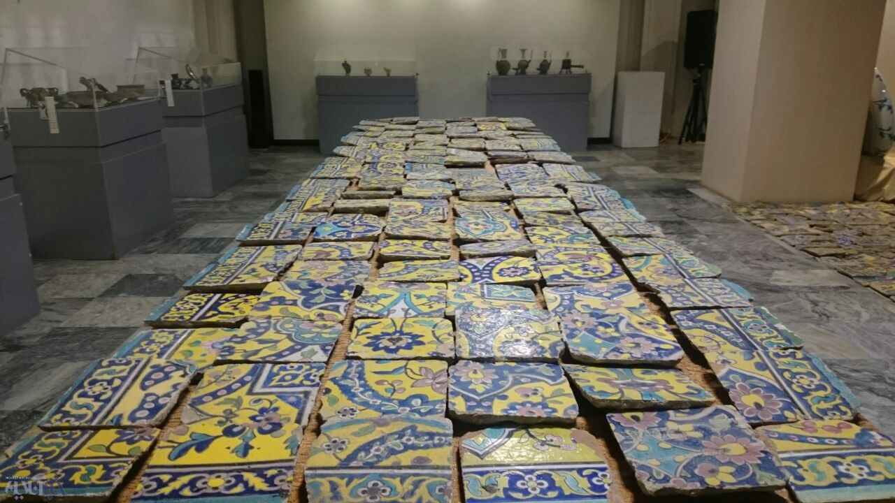 قاچاق اشیاء عتیقه در محافل خصوصی/ کشف انبار بزرگ کاشی‌های تاریخی مسروقه در تهران 