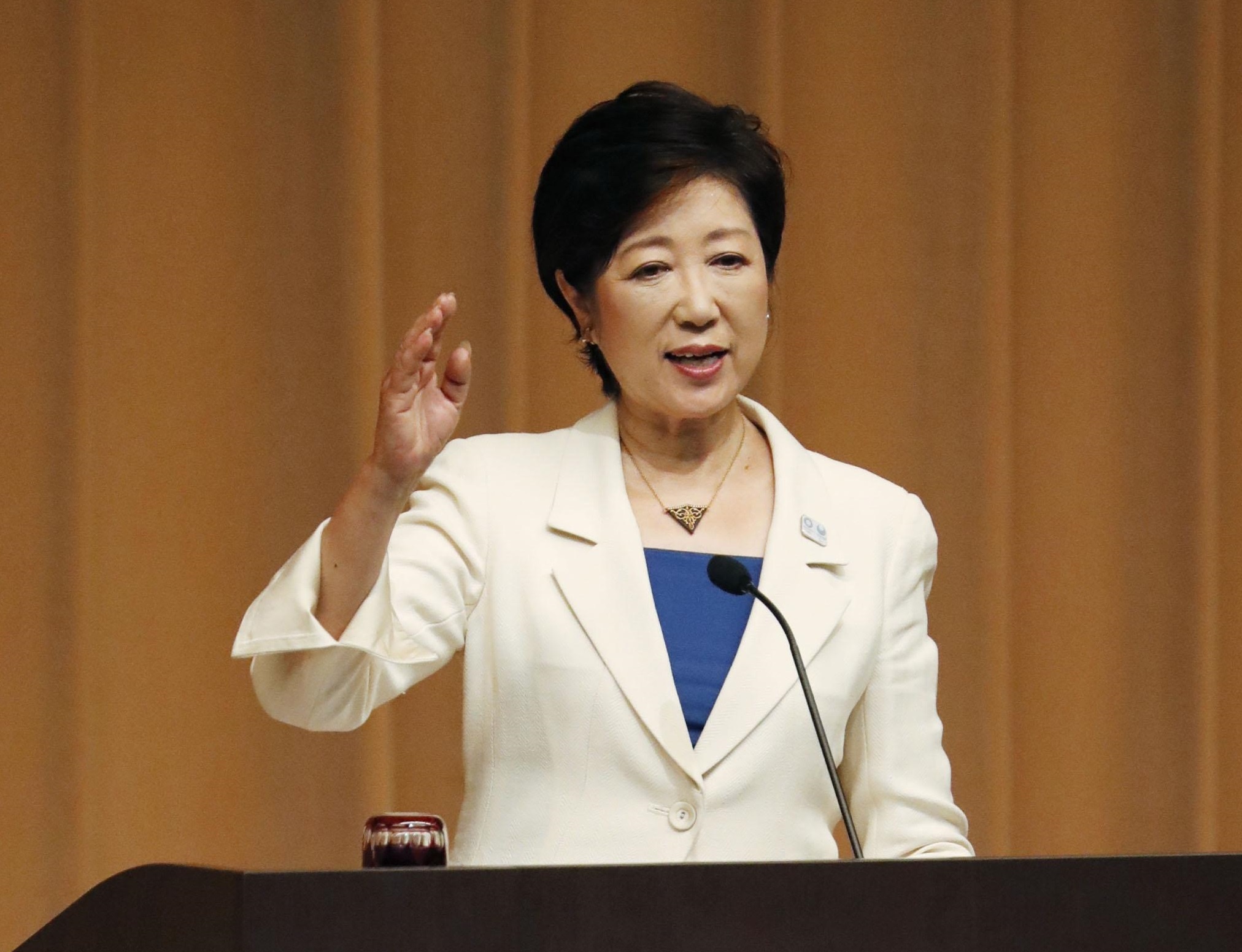 عکس | نخستین فرماندار زن توکیو در نخستین روز کاری