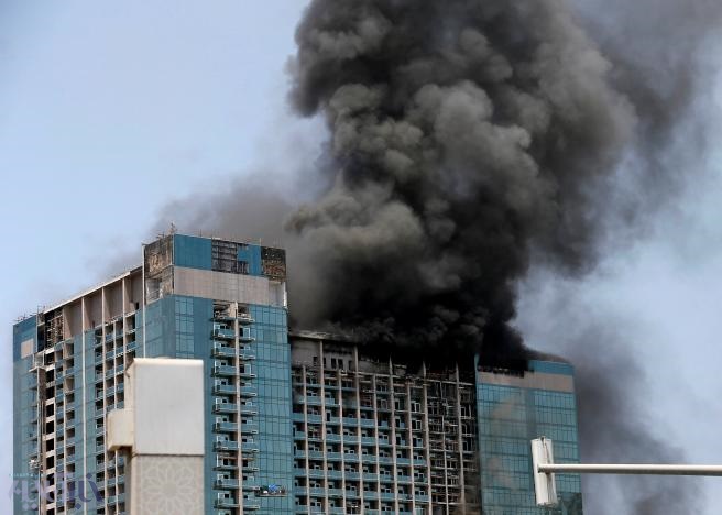 عکس | آتش‌سوزی یک برج 28 طبقه در حال ساخت در مرکز ابوظبی