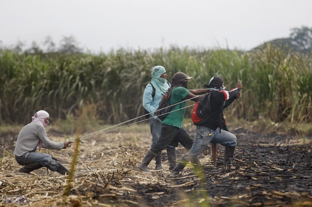 عکس | جنگ نابرابر بومیان کلمبیا با نیروهای امنیتی