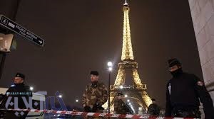 تصاویر | تخلیه برج ایفل بعد از پیدا شدن یک بسته مشکوک