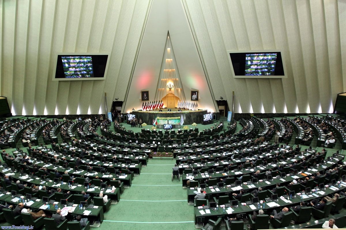 فلاحت‌پیشه: برخی نمایندگان مجلس نهم به‌خاطر نظارت‌هایشان مغضوب شدند /لاریجانی:حتما پیگیری می‌کنیم