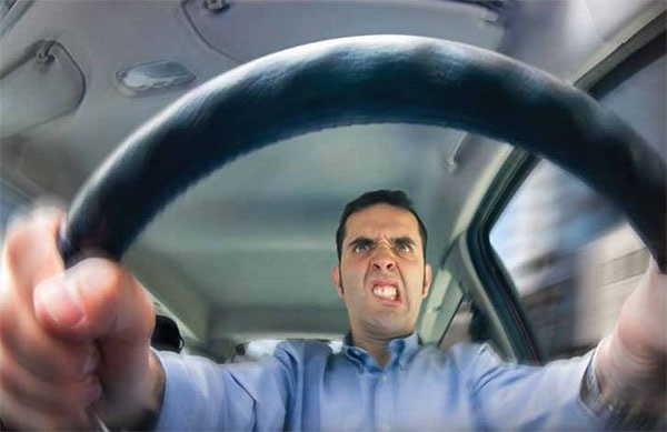 چرا بعضی از افراد آرام رانندگی خشن و عصبانی دارند؟