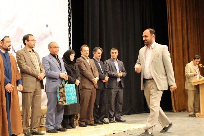 تجلیل از عضو شورای سردبیری خبرآنلاین در مراسم گرامیداشت روز خبرنگار در سنندج