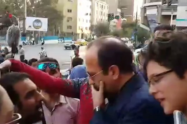 فیلم | اصغر فرهادی مقابل سینما آزادی و در پشت صحنه گشت ارشاد 2