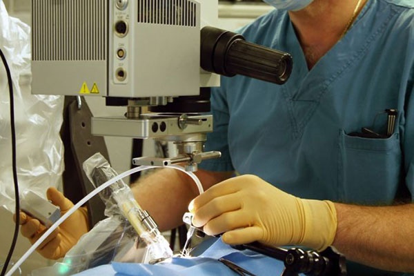 اولین جراحی داخل چشم به وسیله ربات در جهان/بازگشت بینایی یک بیمار
