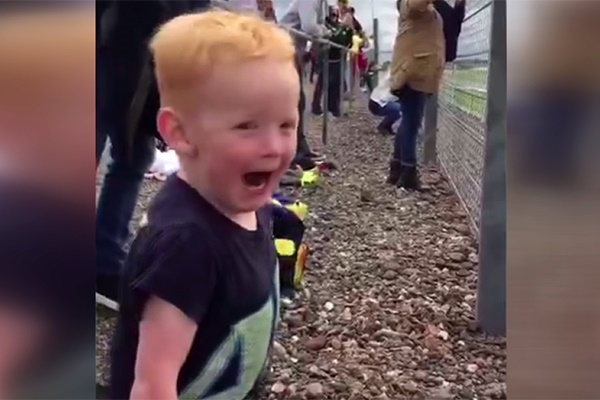 فیلم | واکنش متفاوت یک پسربچه به مسابقات موتورسواری