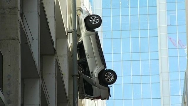 فیلم | وضعیت عجیب خودرو معلق در هوا را ببینید | نجات جان راننده