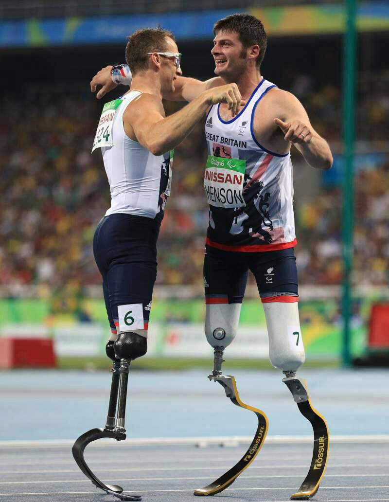 تصویرى بی‌نظیر از دوومیدانی پارالمپیک | دو دونده‌ای که پا ندارند
