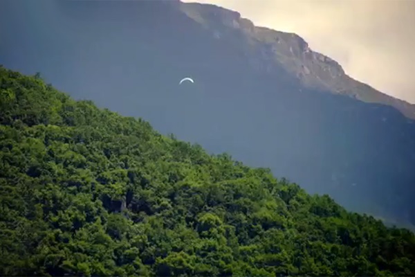 فیلم | ماجراجویی در مقدونیه؛ پرواز با چتربال بر فراز مناظر زیبا