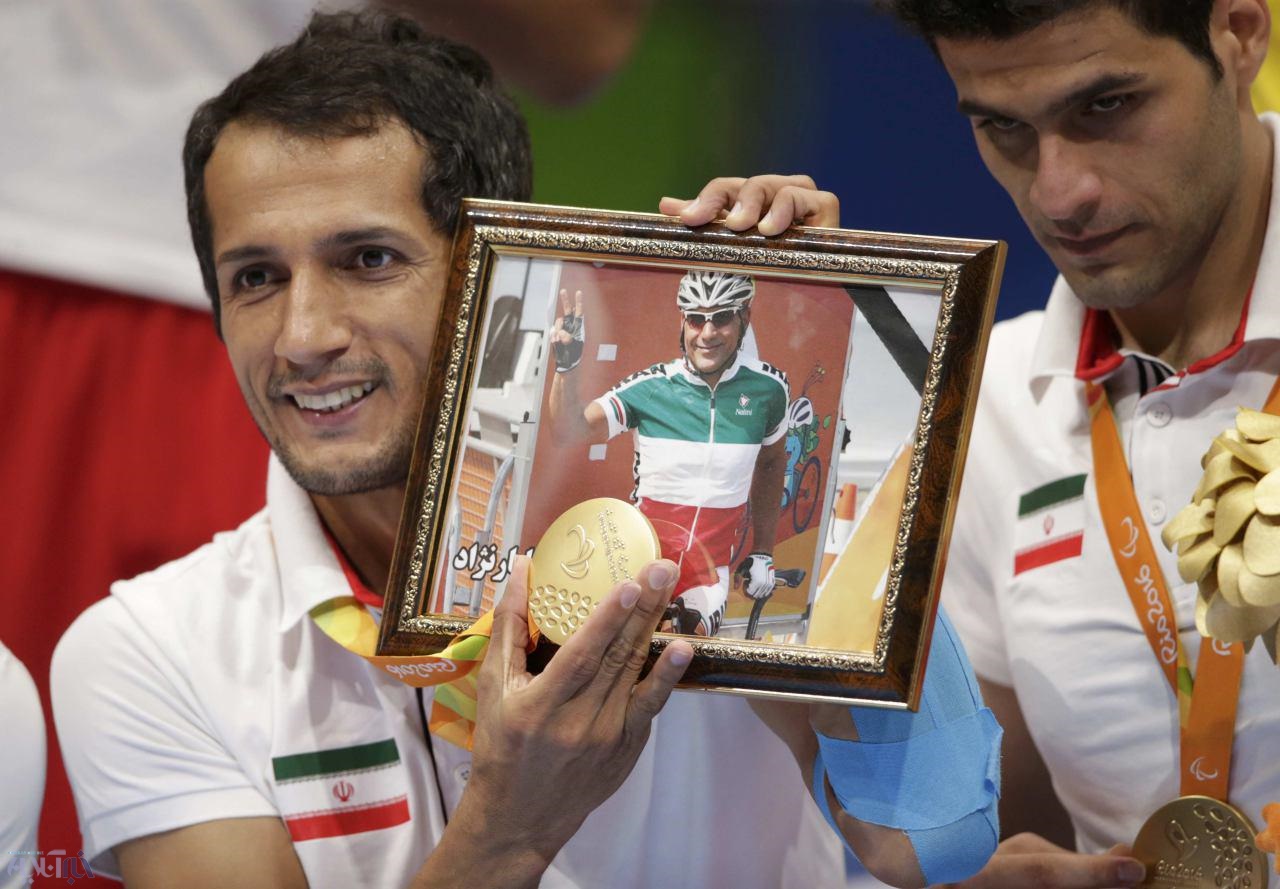 عکس | تصویر مرحوم بهمن گلبارنژاد در دستان قهرمانان والیبال روی سکوی قهرمانی